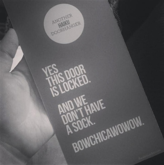 табличка носок на дверь пример